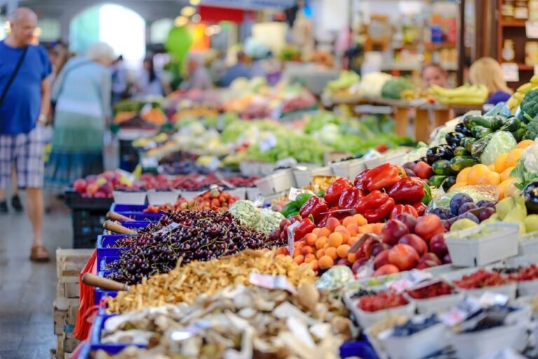 Shoppers browsing affordable grocery stores in 2025