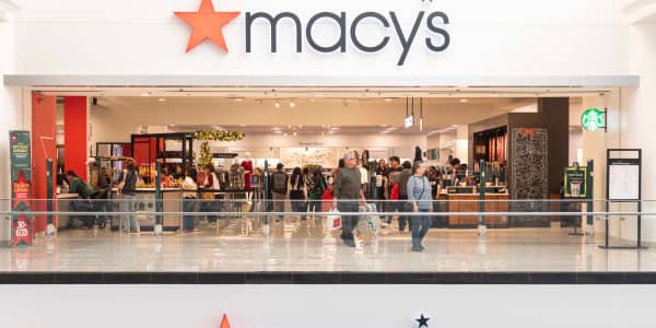 108244526-1766359931333-gettyimages-2252283299-1535022-me-glendale-galleria-holiday-shopping-10-mjc