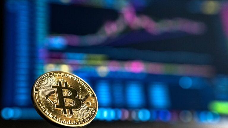 🪙 Crypto USA: Bitcoin ETFs Bleed $236M While Solana Spot Funds Pull In $102M