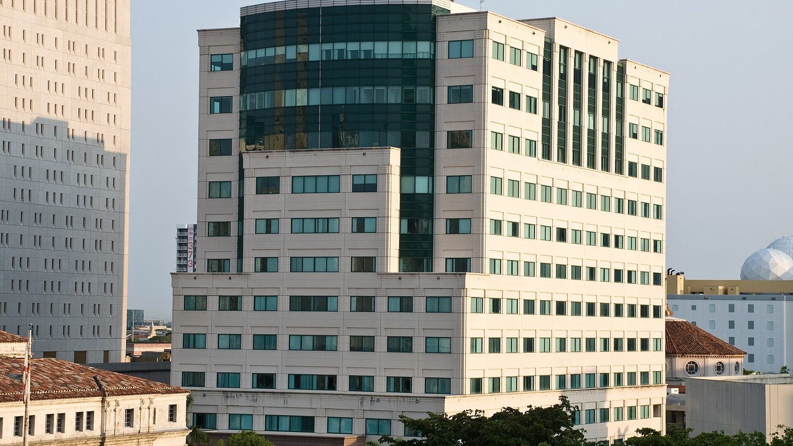 The James Lawrence King Federal Justice Building in Miami. Photograph by Cielbie, CC BY-SA.
