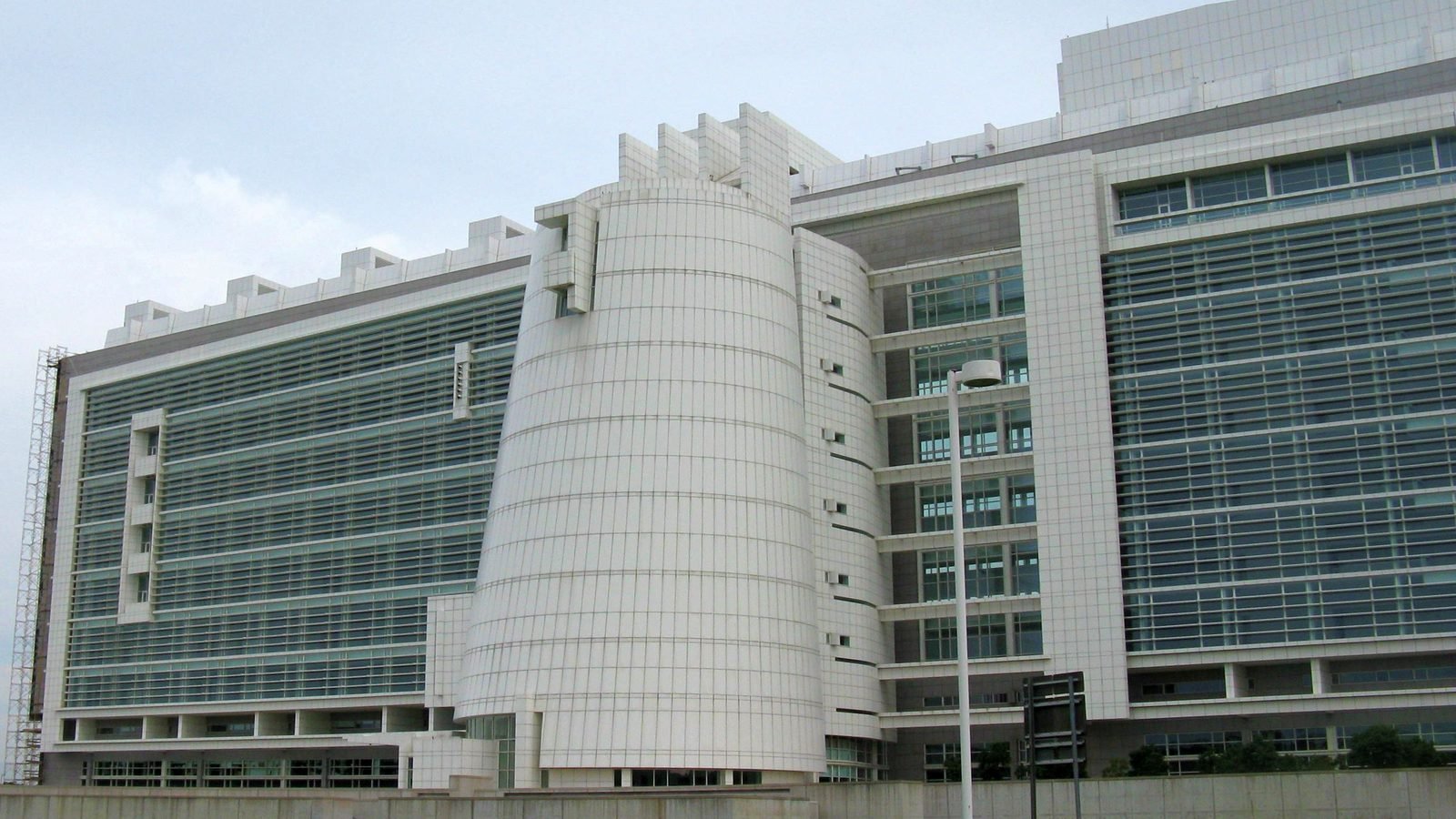 The Alfonse M. D'Amato United States Courthouse in Central Islip, New York. Photograph by Americasroof, CC BY-SA.