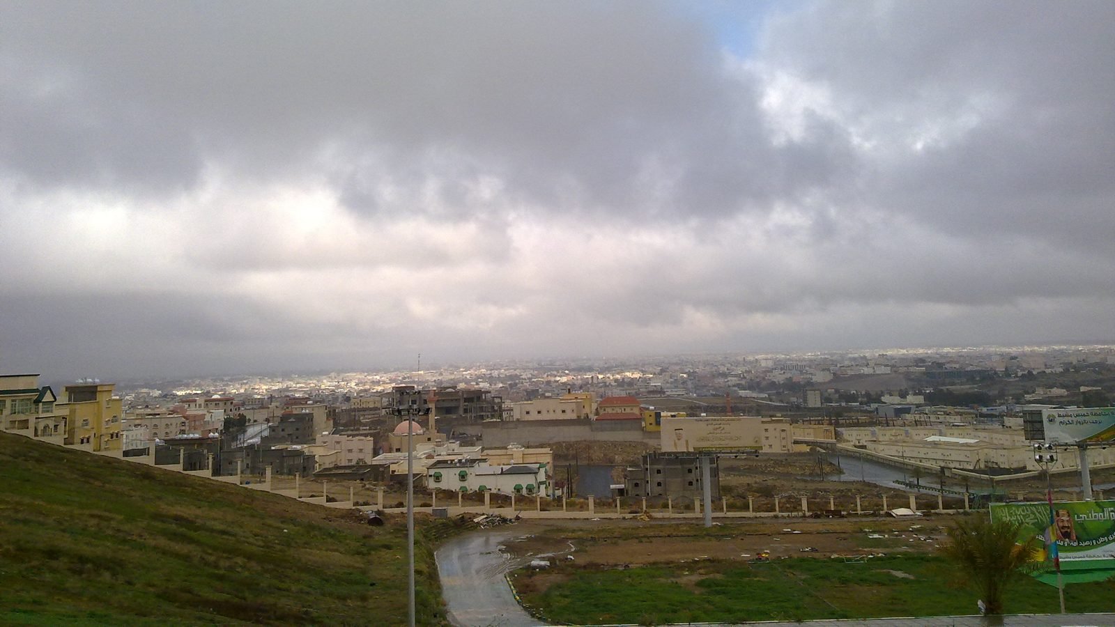 A view over the city of Khamis Mushayt, Saudi Arabia. Photograph by Aiman titi, CC BY-SA.